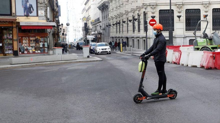 La nueva Ley de Tráfico: fin al margen de 20 km/h al adelantar, seis puntos por usar el móvil y casco en patinete