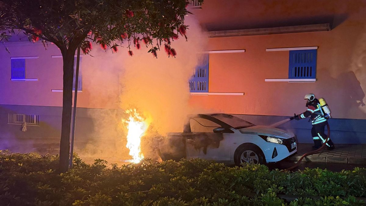 Arde de madrugada un coche  estacionado en Los Llanos de Aridane