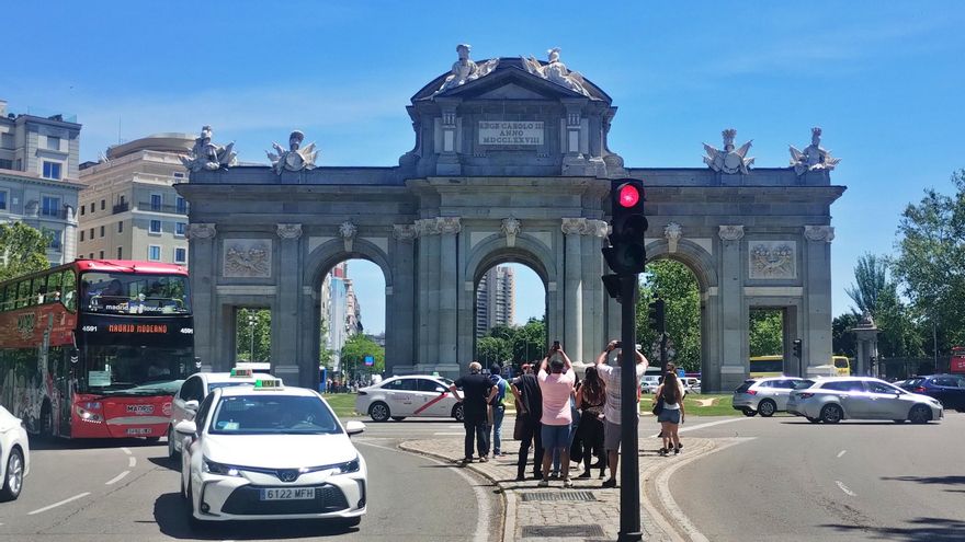 El Gobierno de Almeida afina un proyecto para pasar andando bajo la Puerta de Alcalá, con más aceras y menos bulevar