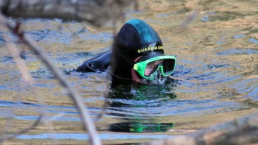 Peio García / ICAL Unidades del Grupo Especial de Actividades Subacuáticas buscan en el río Bernesga algún rastro de la mujer desaparecida