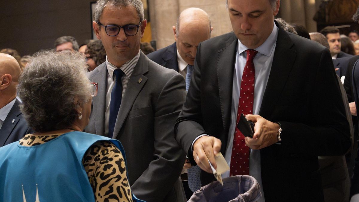 Adorni, este martes en la Basílica de Luján, con Martín Menem al lado, durante el momento del diezmo.