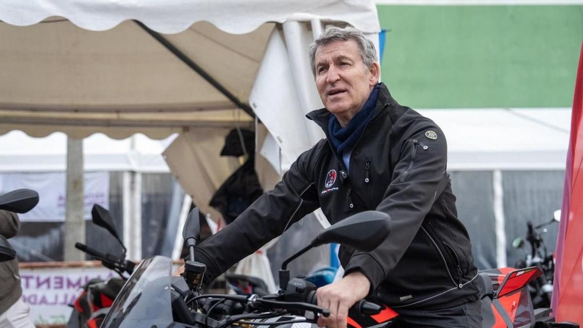 Feijóo va a una concentración de motos en Tordesillas... y no pierde la oportunidad de sacarse una foto subido en una