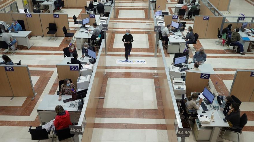 Varias personas son atendidas presencialmente para elaborar el borrador de la renta de 2019 en la sede de la delegación de Hacienda de Guzmán el Bueno en Madrid.