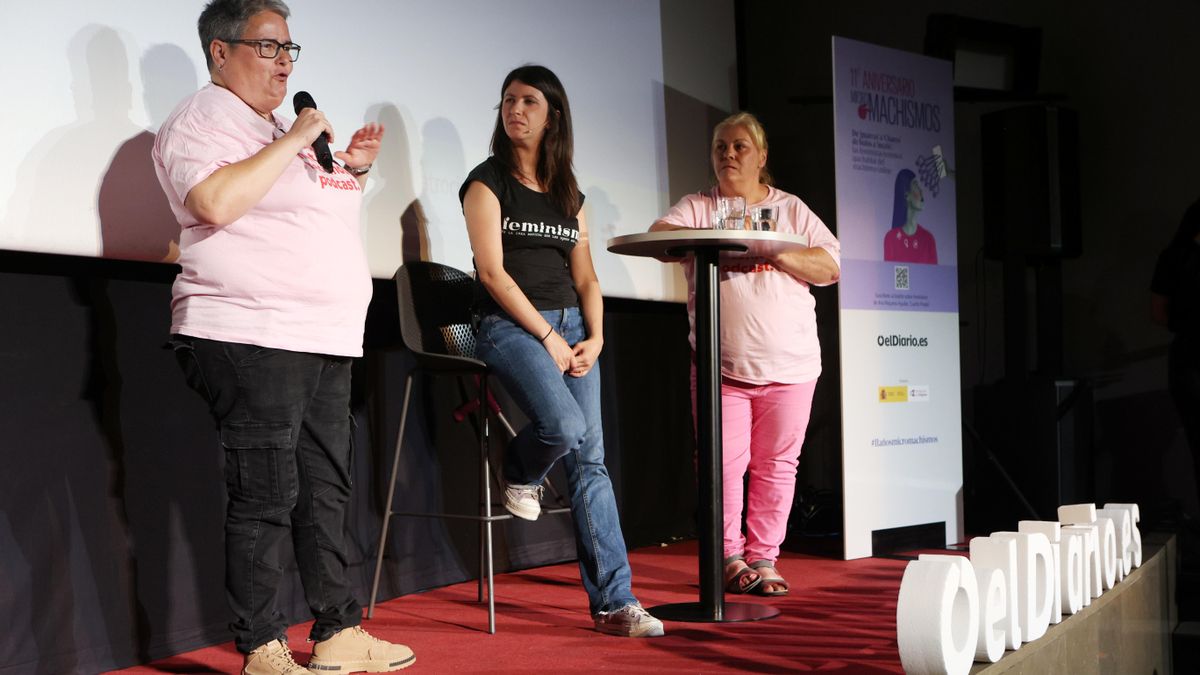 Marta Villuendas y Rosa Calleja, integrantes del podcast 'Locas de qué' junto a la periodista Ana Requena.