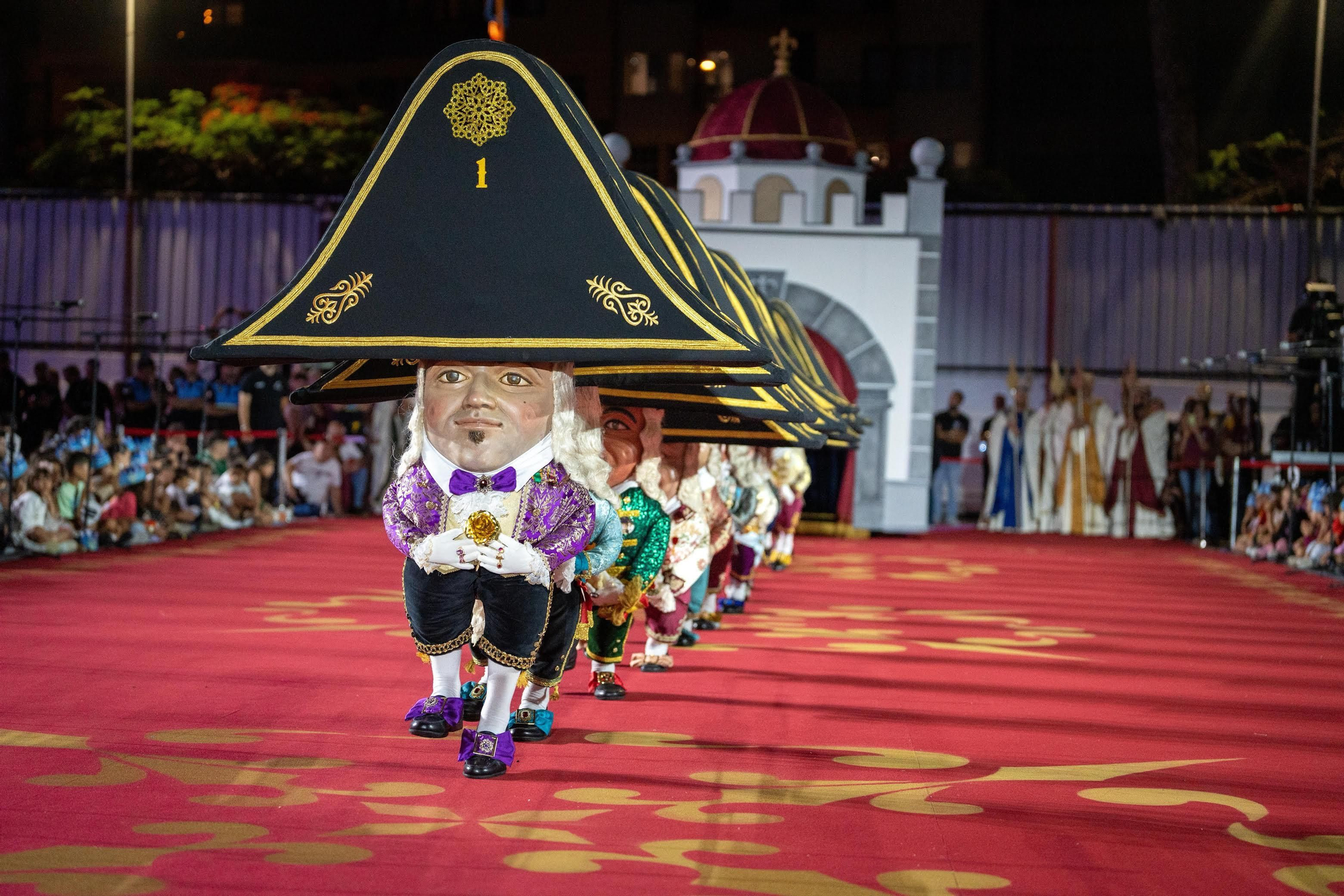 Danza de Los Enanos en la función institucional.
