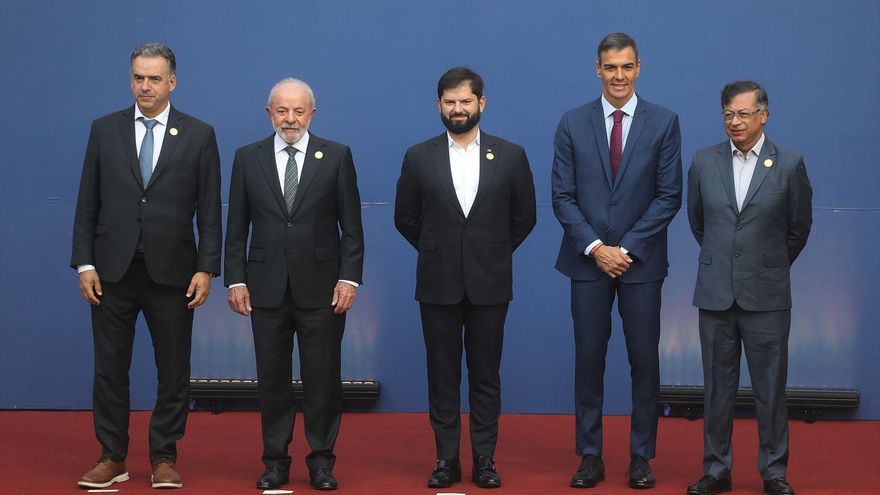 El presidente uruguayo Yamandu Orsi, el presidente brasileño Luiz Inacio Lula da Silva, el presidente chileno Gabriel Boric, el presidente del gobierno español Pedro Sánchez y el presidente colombiano Gustavo Petro posan para una foto de grup