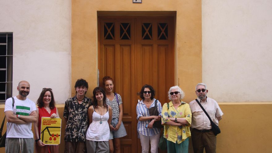 "Esto va a ser un infierno": la lucha en Sevilla de unos vecinos contra la invasión de apartamentos turísticos en su bloque