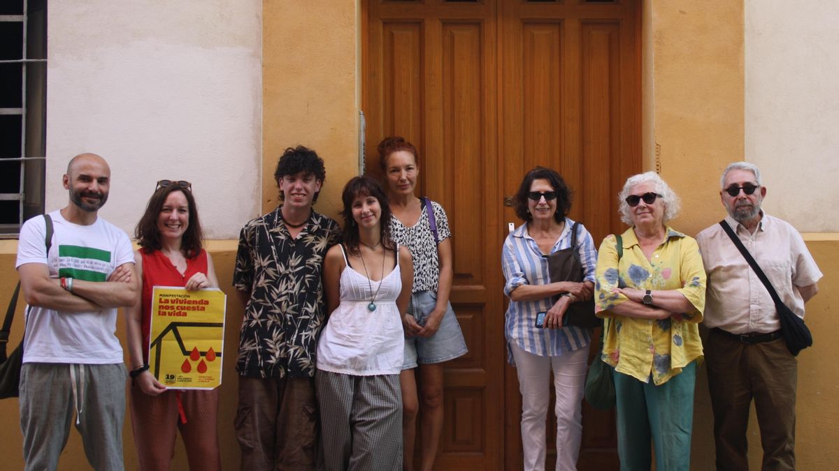 "Esto va a ser un infierno": la lucha en Sevilla de unos vecinos contra la invasión de apartamentos turísticos en su bloque