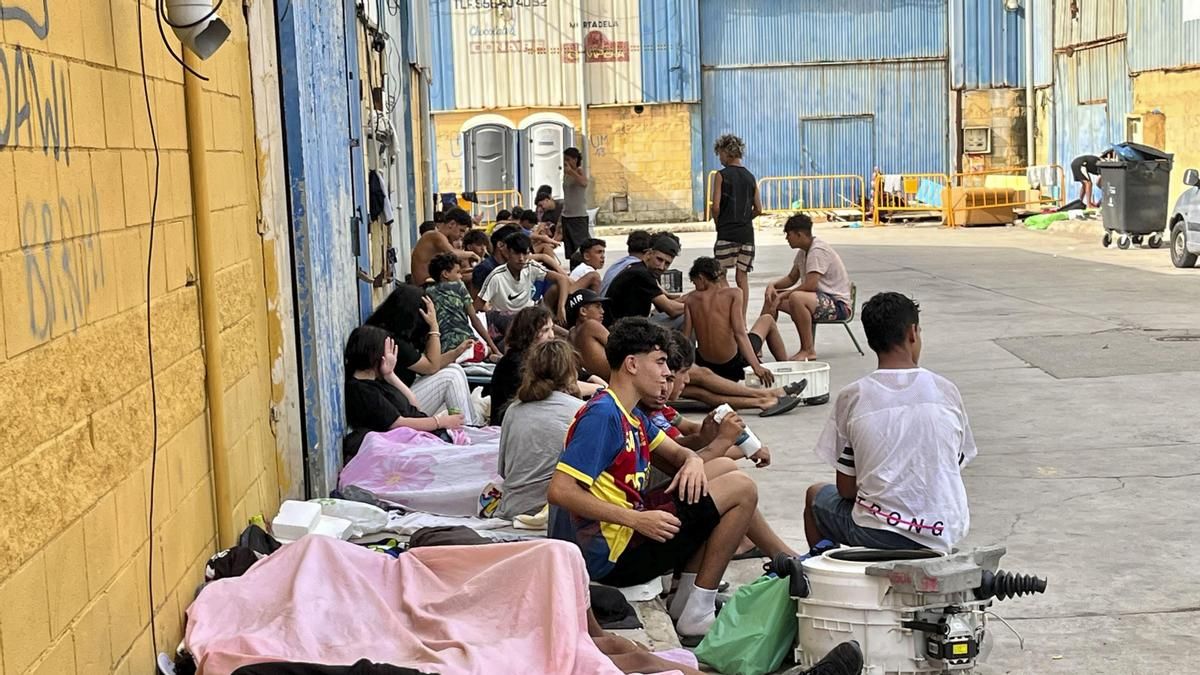 Cientos de migrantes marroquíes descansan en las calles de Ceuta este lunes.