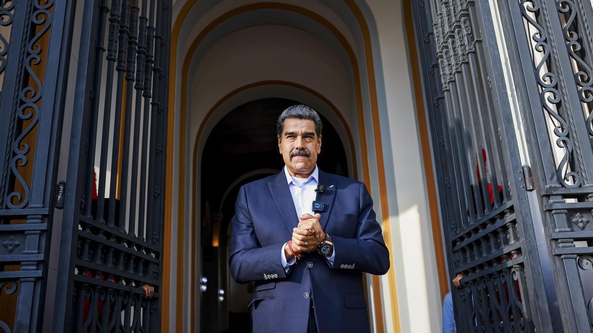 Fotografía cedida este lunes, 27 de octubre, por Prensa Miraflores del presidente de Venezuela, Nicolás Maduro, a su llegada a el Panteón Nacional donde reposan los restos del libertador Simón Bolívar, en Caracas (Venezuela). EFE/Prensa Miraflores