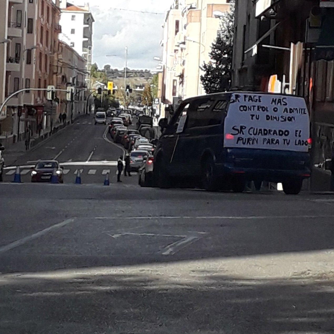 Cientos de coches toman la ciudad de Cuenca para clamar contra las macrogranjas: "Ni en tu pueblo ni en el mío”