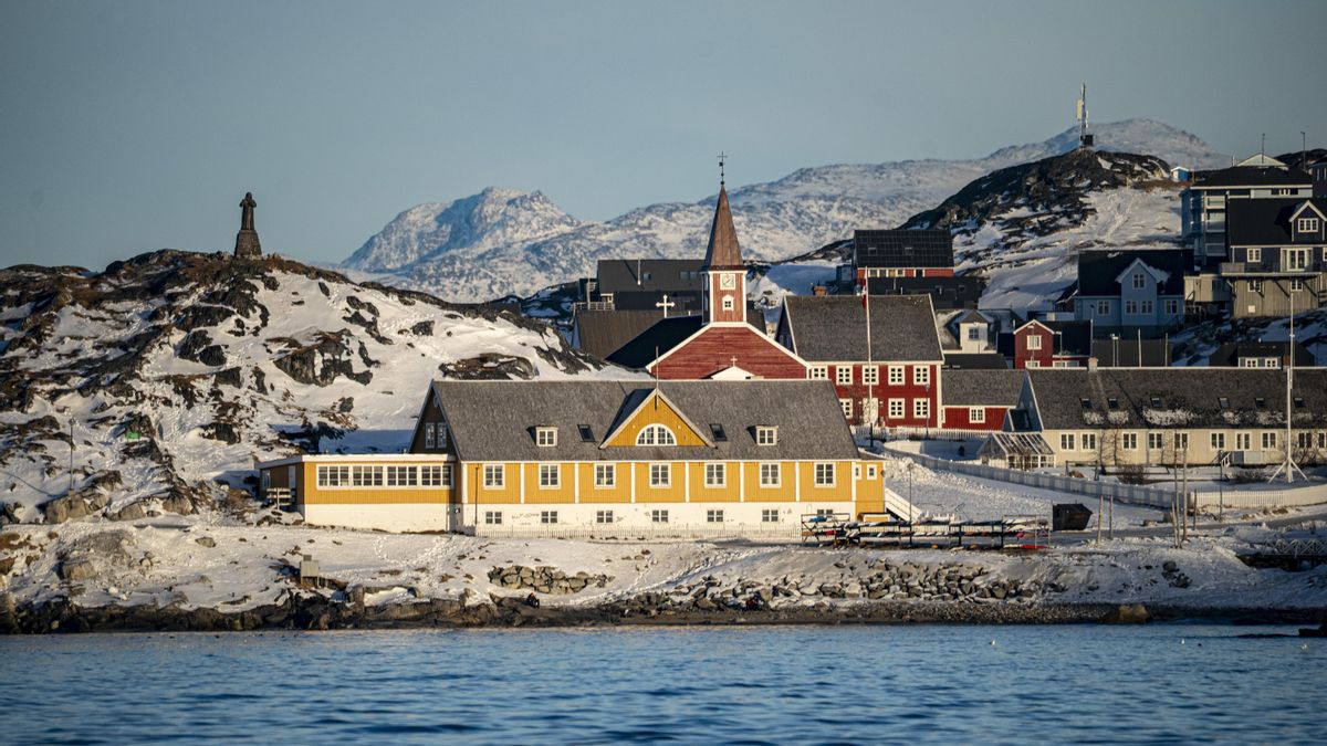 La catedral de Nuuk, tras un edificio amarillo, en la costa de la capital de Groenlandia.