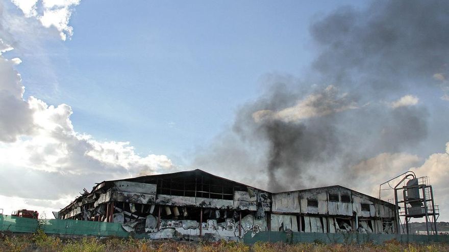 Peio García / ICAL El fuego destruye las instalaciones de la planta que la empresa Iberavi tiene en la localidad leonesa de Alija del Infantado