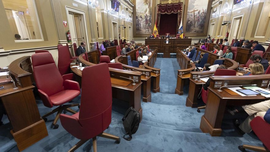 Diputados del PP abandonan el Parlamento de Canarias tras denunciar Podemos un "golpe blando de togas y gaviotas"