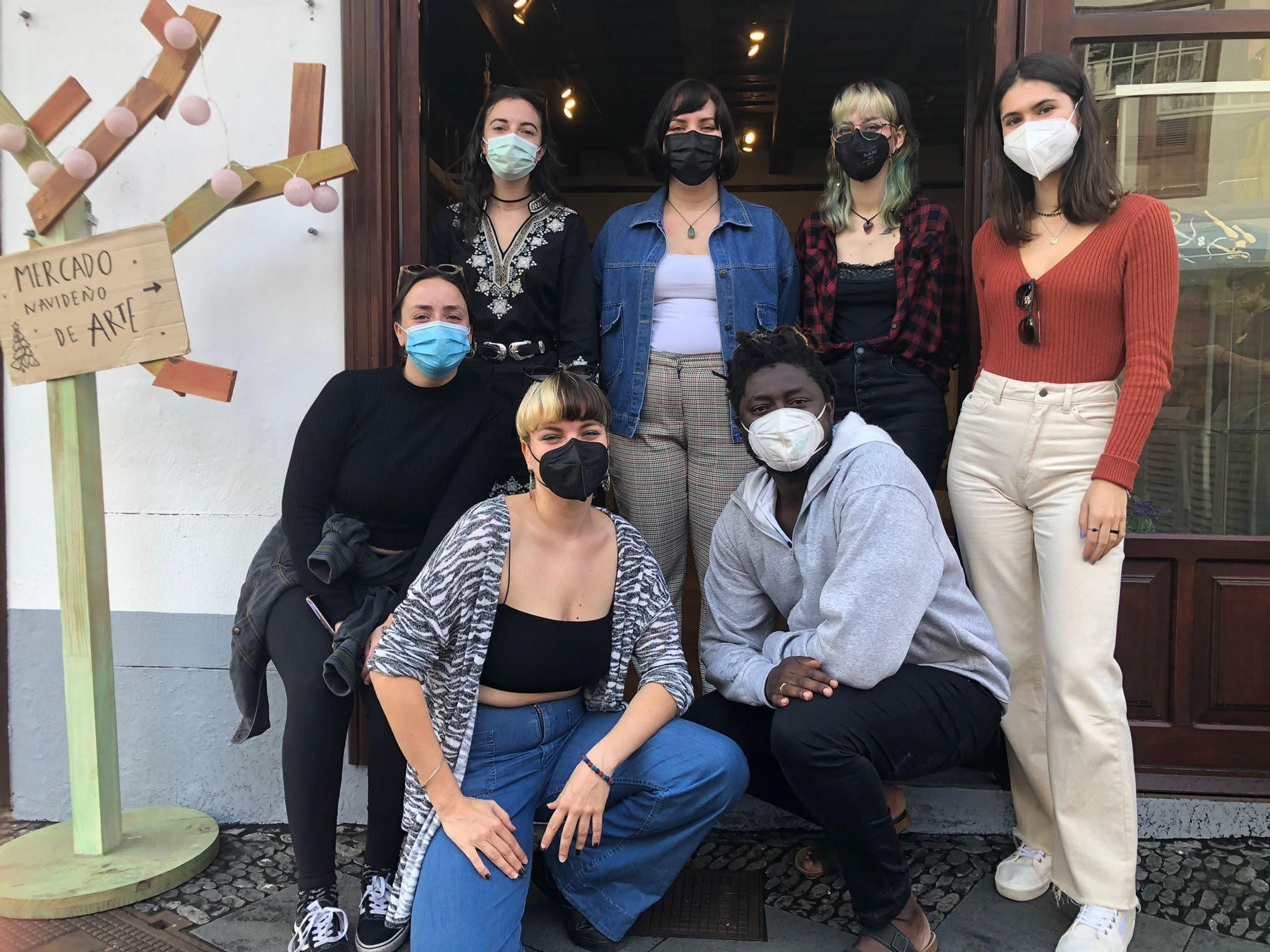 Keba Danso con las jóvenes artistas.