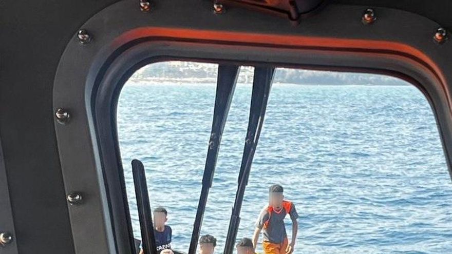 Salvamento Marítimo rescata una patera con 14 personas en aguas próximas a la isla de Gran Canaria