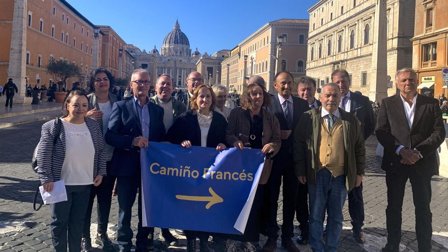 Alcaldes gallegos invitan al papa León XIV a peregrinar por el Camino de Santiago en 2027