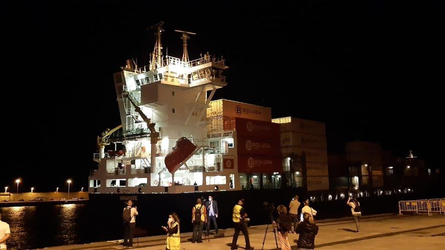 Llegada de las dos desaladoras al Puerto de Santa Cruz de La Palma.