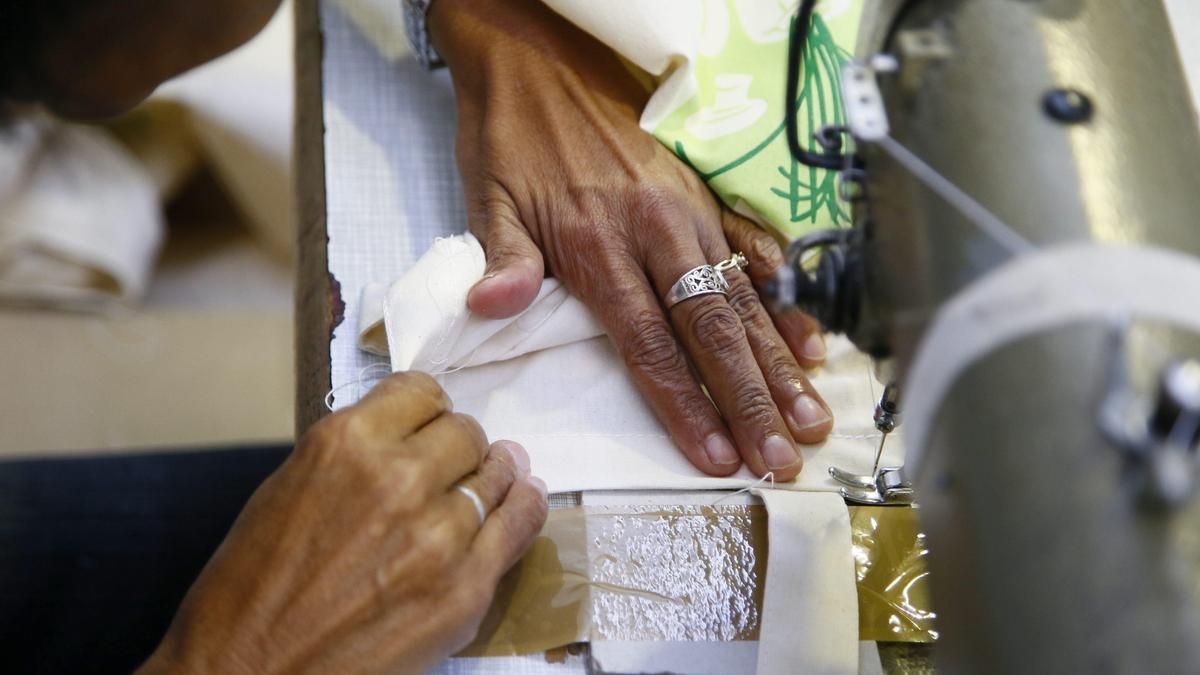 Una costurera en el taller de la marca de moda 'Township' en Epping