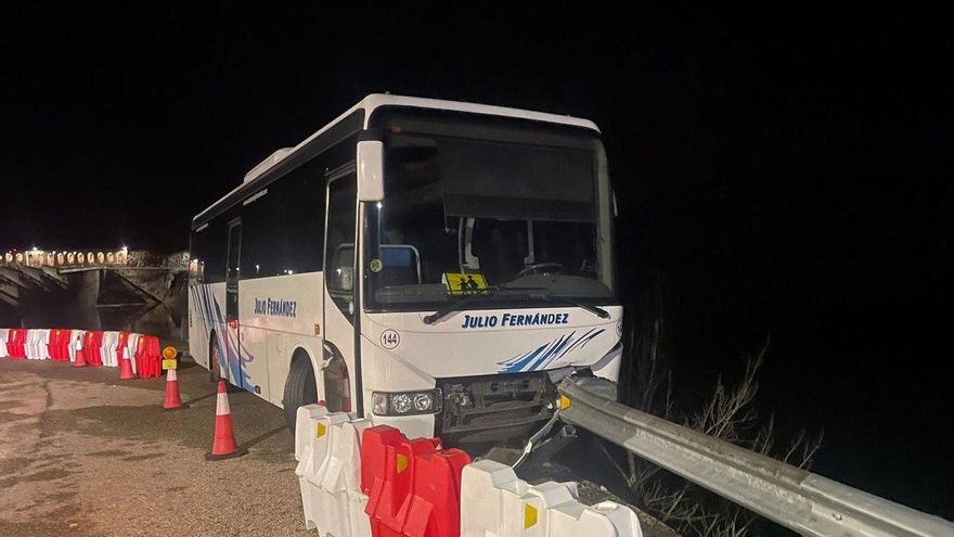 Veinticinco niños y sus seis monitores resultan ilesos en un accidente de autobús en Boñar por el hielo