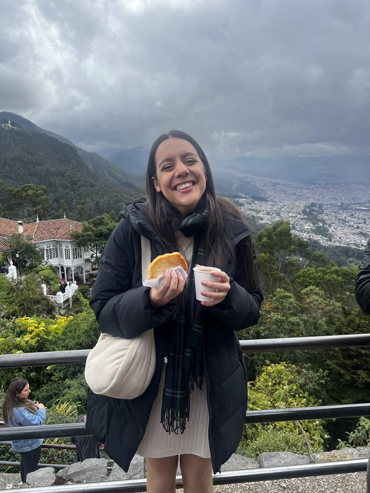 Valeria castro comiendo una arepa en Colombia.