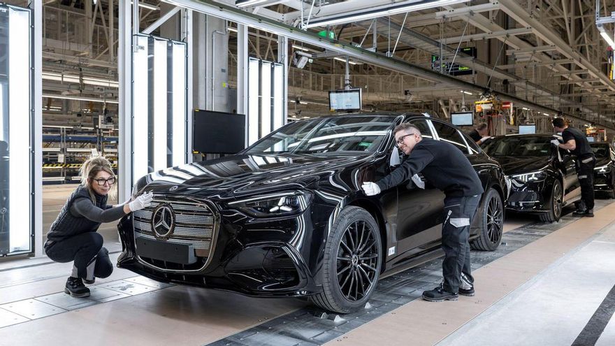 Mercedes desafía la coyuntura con la inauguración de una megaplanta en Hungría