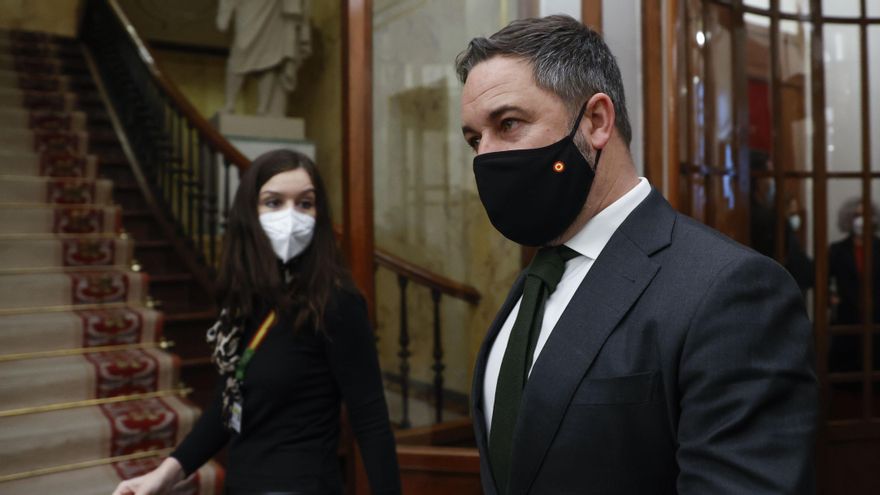 El líder de Vox, Santiago Abascal (d), llega al hemiciclo el pasado miércoles para asistir a una nueva sesión de control al Gobierno, este miércoles, en el Congreso de los Diputados. EFE/Mariscal