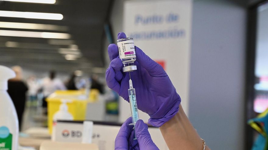 Vista de una dosis de a vacuna contra la covid-19 de la farmacéutica AstraZeneca. EFE/Fernando Villar/Archivo