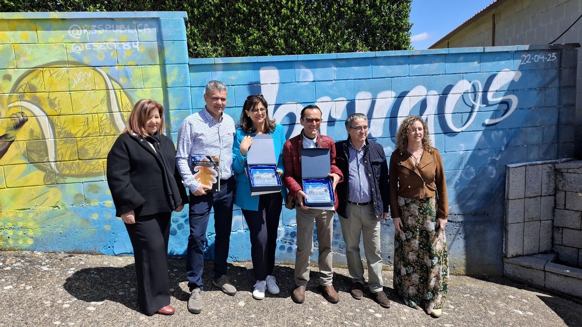 Los premiados en Brugos de Fenar, entre ellos representantes de la Universidad de León.