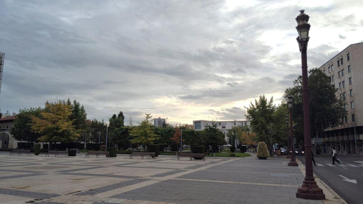Cielo nuboso de otoño en la Plaza de San Marcos de León.