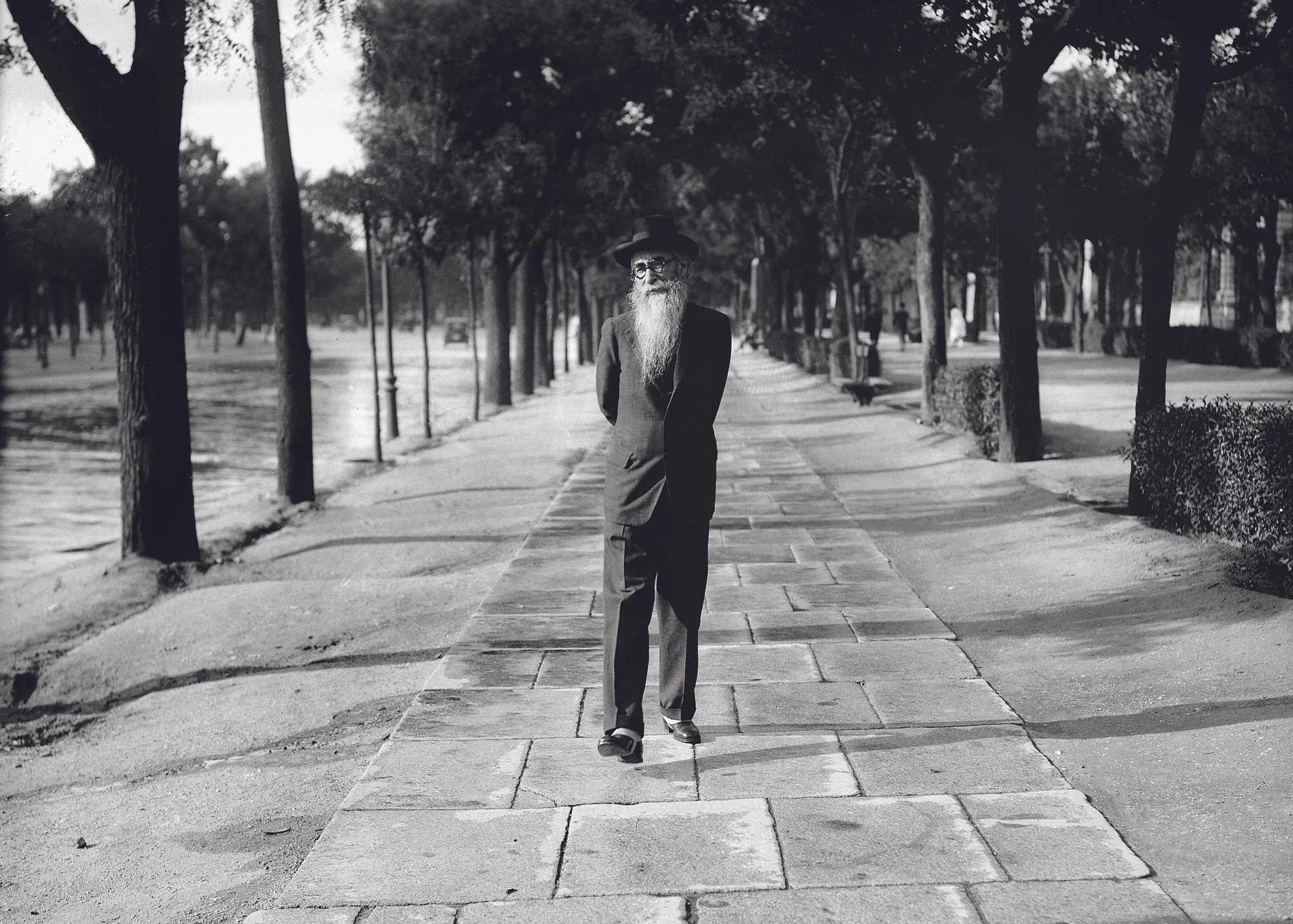 Ramon Maria del Valle Inclán Paseando por Recoletos. Madrid 1930.