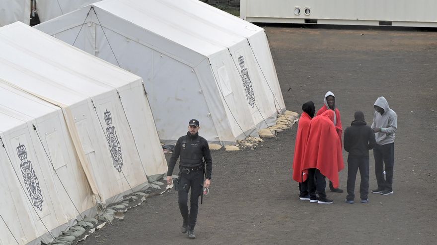 Cuatro muertos entre 68 inmigrantes rescatados de un cayuco cerca de El Hierro