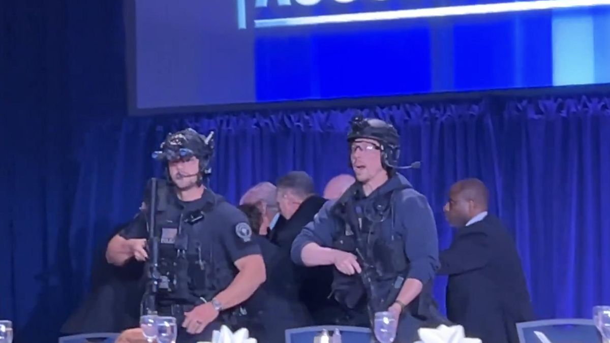 Momento de la evacuación de Donald Trump