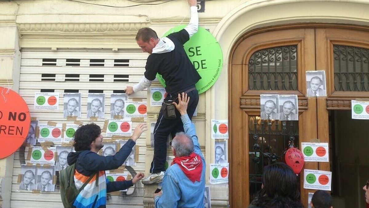Escrache en el domicilio de Esteban González Pons