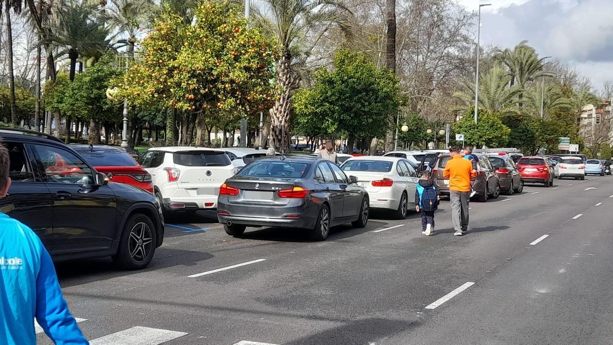 Coches en doble fila en la ruta 'Camino al cole'