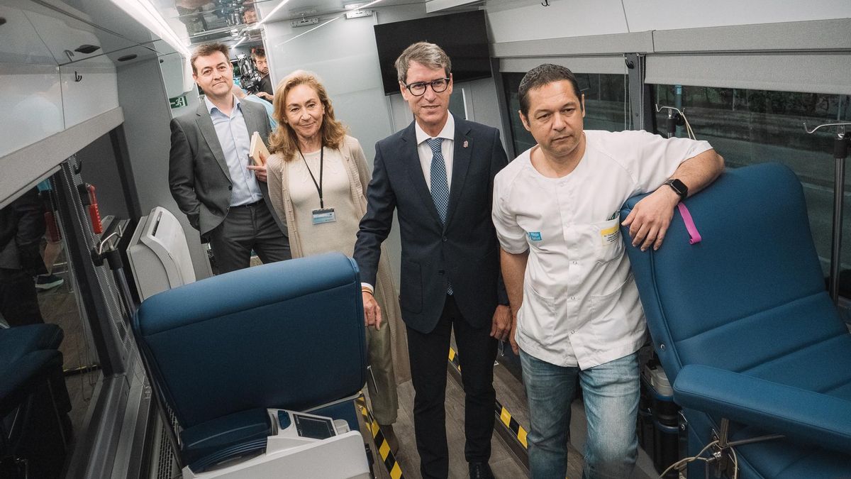 El presidente del Gobierno, Gonzalo Capellán, y la consejera de Salud y Políticas Sociales, María Martín, visitan la nueva unidad móvil del Banco de Sangre