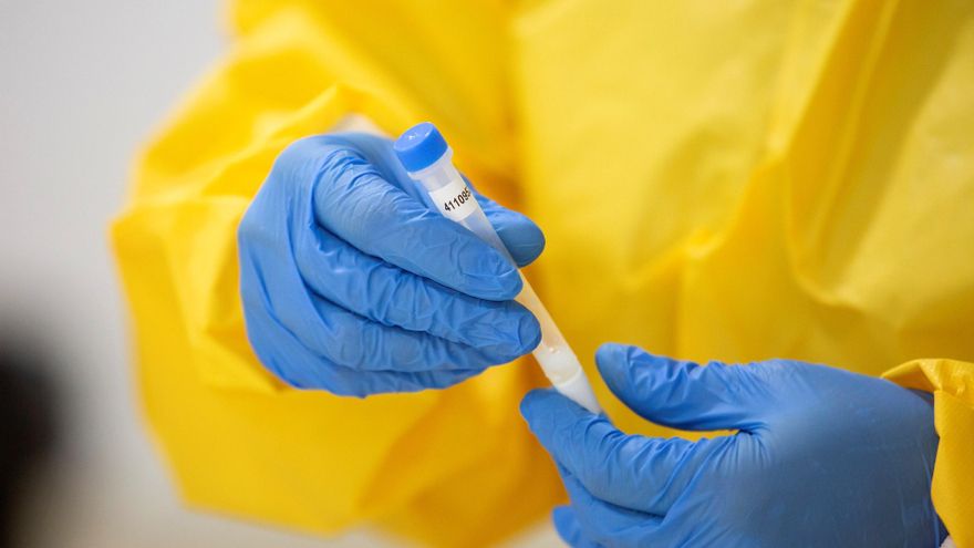 Una sanitaria porta un test de antígenos en Málaga. EFE/Daniel Pérez/Archivo