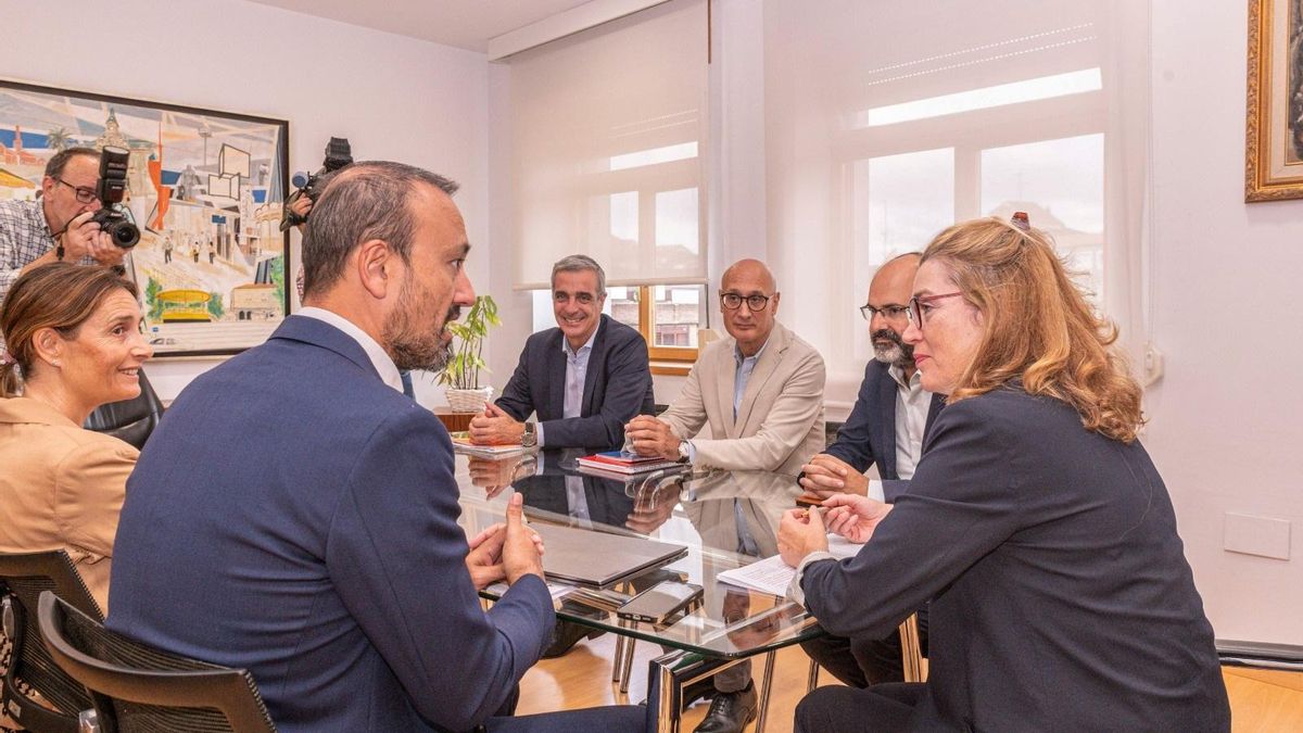 La consejera de Cultura, Turismo y Deporte, Eva Guillermina Fernández, y el alcalde de Torrelavega, Javier López Estrada, en una reunión entre representantes del Ayuntamiento y la Consejería