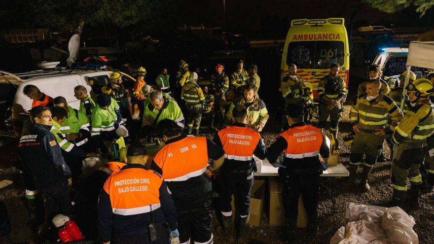 El operativo aragonés desplazado a Catarroja intensifica las labores de achique de agua en garajes