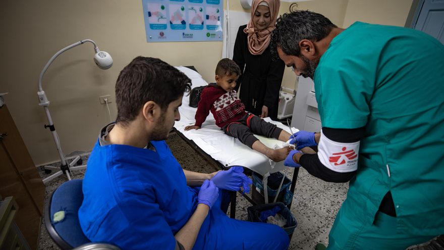 Miembros de la filial española de Médicos Sin Fronteras proporcionan atención sanitaria y vacunas a personas desplazadas en el campo de Rafah, en el sur de la Franja de Gaza, 13 de febrero de 2024. Desde el 7 de octubre de 2023, hasta 1,9 millones de personas, o más del 85 por ciento de la población, han sido desplazadas en toda la Franja de Gaza, algunas más de una vez, según la Agencia de Obras Públicas y Socorro de las Naciones Unidas para los Refugiados de Palestina en el Cercano Oriente ( UNRWA), que añadió que la mayoría de los civiles en Gaza tienen "una necesidad desesperada de asistencia y protección humanitaria". EFE/EPA/Haitham Imad