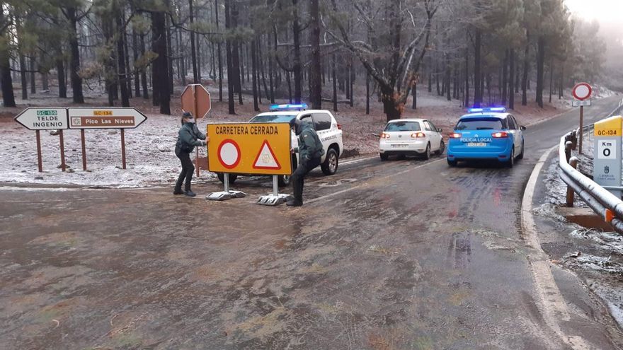 Una veintena de conductores desoye las advertencias y sube a la cumbre de Gran Canaria, que amanece helada