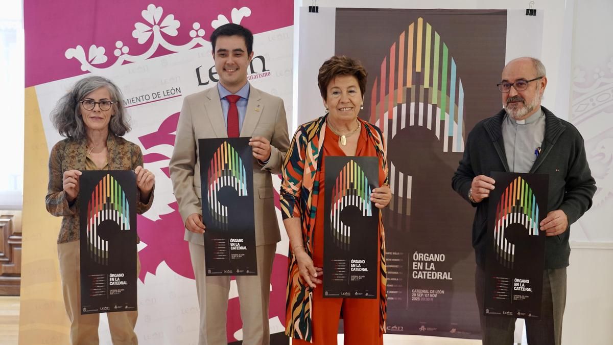 La concejala Elena Aguado junto al organista, Carlos Julián Fernández, el deán de la Catedral, Florentino Alonso, y Marta Martínez.