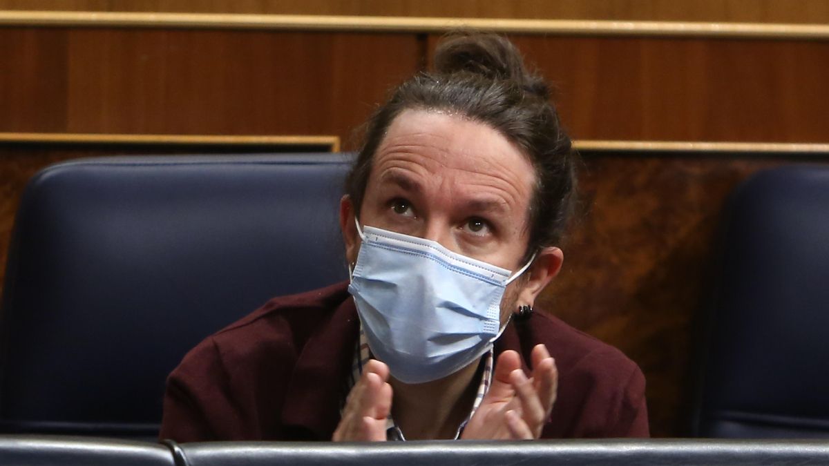 El vicepresidente segundo y líder de Unidas Podemos, Pablo Iglesias, aplaude durante una sesión plenaria en el Congreso de los Diputados, en Madrid (España), a 2 de diciembre de 2020. El Pleno afronta desde el lunes 30 de noviembre la fase final del debat