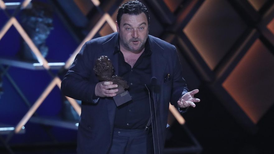 El actor Denis Menochet tras recibir el Goya a Mejor actor protagonista 'As Bestas'