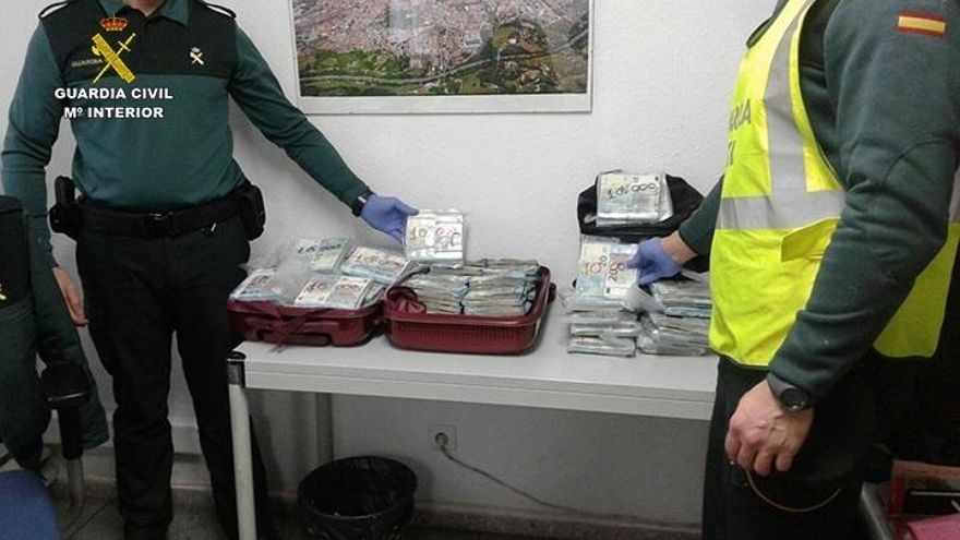 La Guardia Civil intercepta en la frontera de Irun a un ciudadano extranjero con medio millón de euros sin declarar