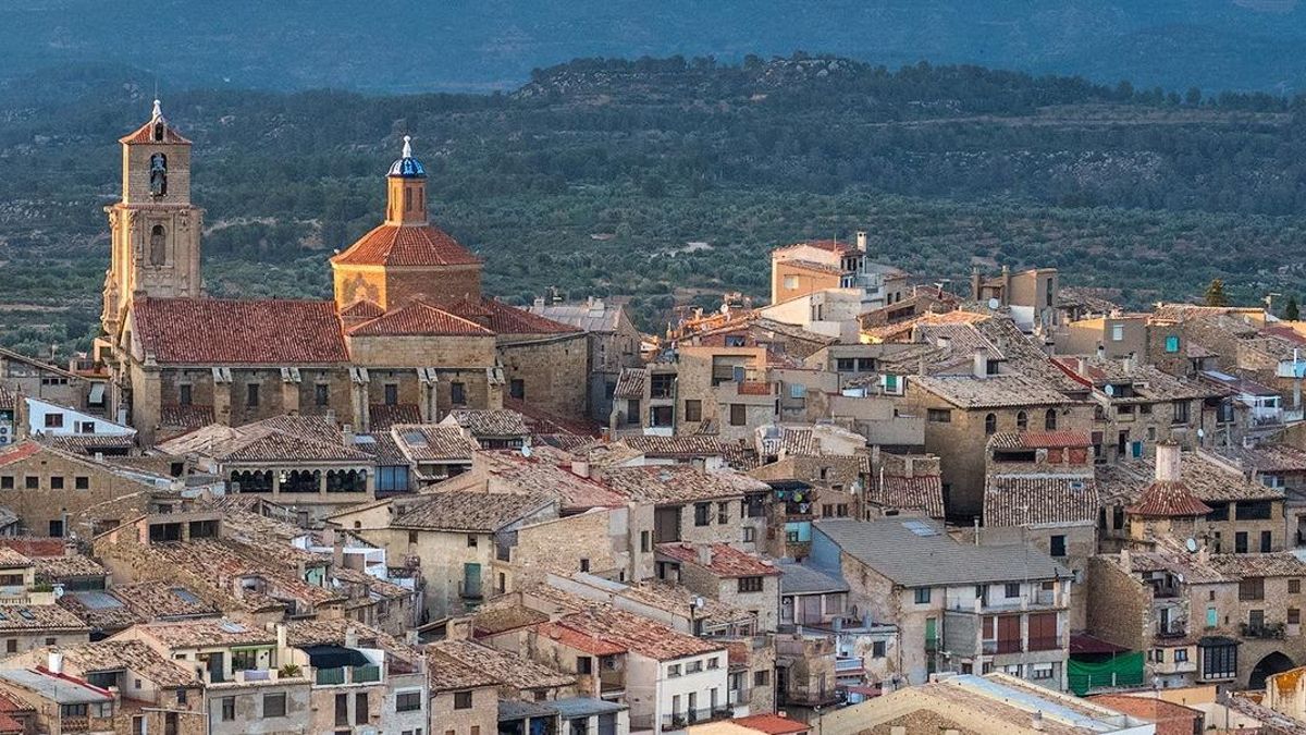 La silueta de Calaceite (Teruel) marcada por la Iglesia de la Asunción.