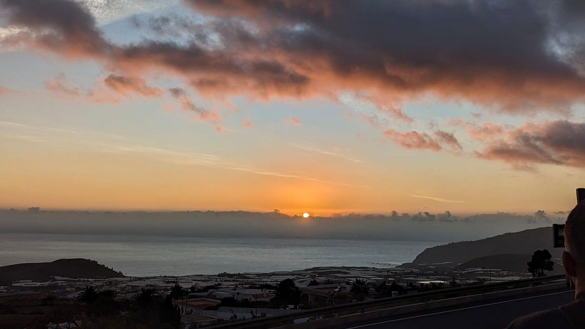 Puesta de sol, este  lunes, desde la plaza de Tajuya (El Paso).