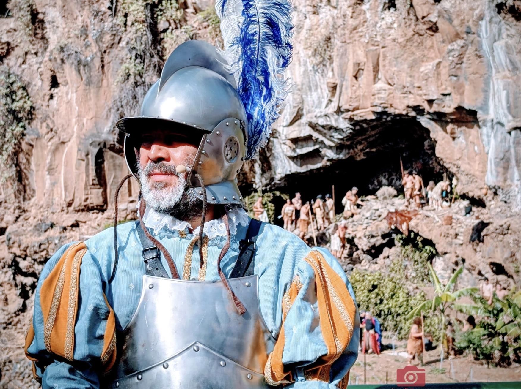 Representación de uno de los momentos simbólicos de la Bajada: el encuentro entre los castellanos y los awaras, antiguos habitantes de La Palma, y el hallazgo de la imagen de la Virgen en una cueva.