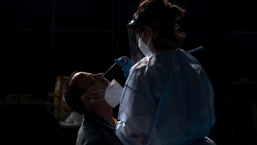 Una trabajadora sanitaria realiza una prueba PCR. EFE/Brais Lorenzo/Archivo