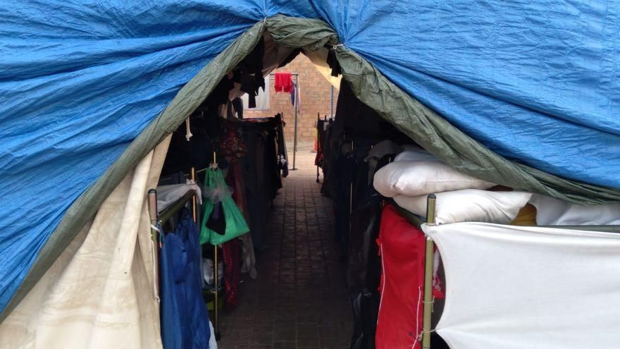 Una de las tiendas donde duermen las personas acogidas en el CETI ante la falta de espacio en el interior.